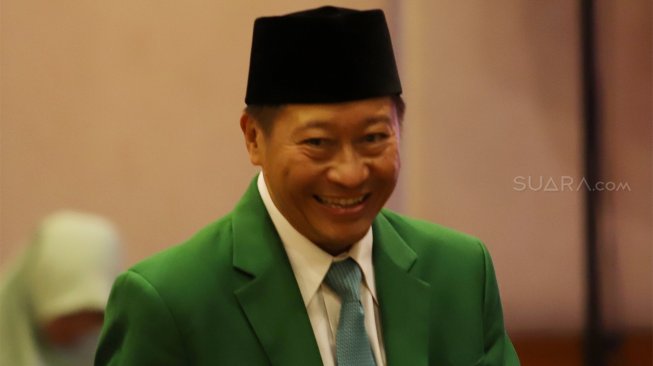 Ketua Umum Partai Persatuan Pembangunan (PPP) kubu Muktamar Jakarta, Humphrey Djemat bersiap memberikan sambutan dalam acara Musyawarah Kerja Nasional (Mukernas) ke V PPP di Jakarta, Sabtu (30/11). [Suara.com/Angga Budhiyanto]