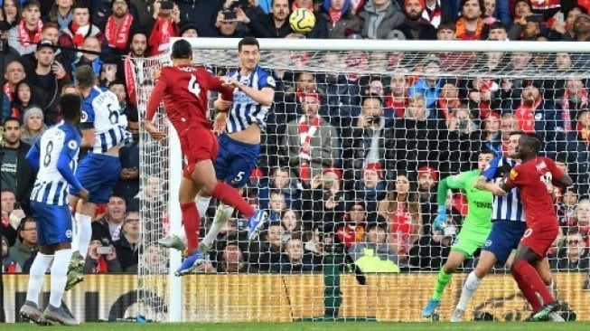 Pemain Liverpool Virgil van Dijk menjebol gawang Brighton and Hove dalam laga Liga Inggris yang berlangsung di Anfield, Sabtu (30/11/2019). [AFP]