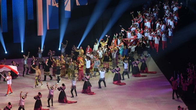 Kontingen Indonesia melakukan defile dalam pembukaan SEA Games 2019 di Philippine Arena, Bulacan, Filipina, Sabtu (30/11). [ANTARA FOTO/Nyoman Budhiana]