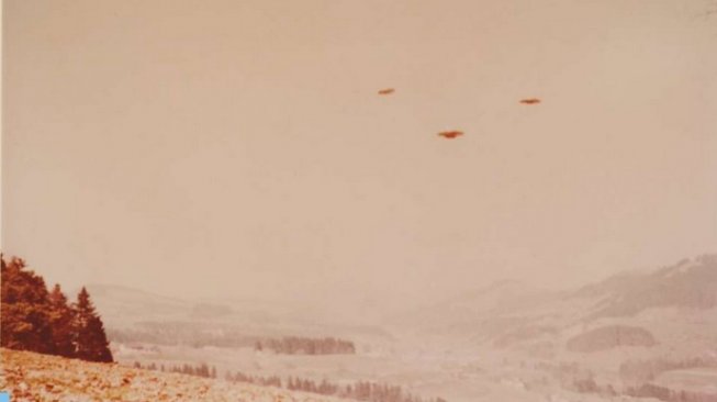 Foto penampakan UFO karya "Billy" Eduard Albert Meier yang diambil di Swiss, 1976. [IFL Science].
