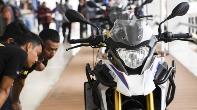 Pengunjung melihat motor BMW G 310 GS saat pemeran IIMS Motobike Expo 2019 di Istora Senayan, Jakarta, Jumat (29/11/2019). Pameran kendaraan roda dua yang diikuti belasan merek sepeda motor dan sejumlah bengkel modifikasi itu digelar 29 November - 1 Desember 2019 [ANTARA FOTO/Hafidz Mubarak A/pras].