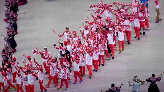 Kontingen Indonesia melakukan defile dalam pembukaan SEA Games 2019 di Philippine Arena, Bulacan, Filipina, Sabtu (30/11). [ANTARA FOTO/Nyoman Budhiana]