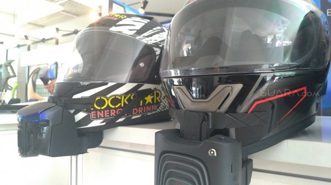 Helm dengan kaca pelindung atau visor serta pendingin helm di ajang IIMS Motobike Expo 2019. Sebagai ilustrasi [Suara.com/Manuel Jeghesta Nainggolan].