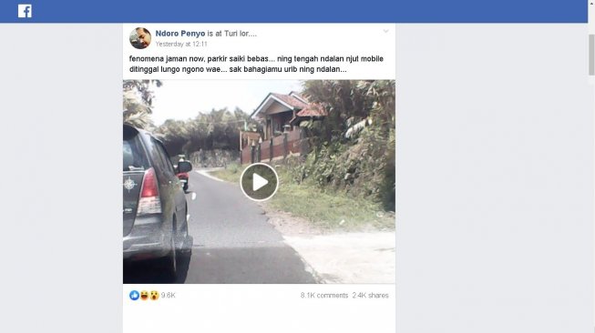 Mobil parkir di tengah jalan - (Facebook/Ndoro Penyo)