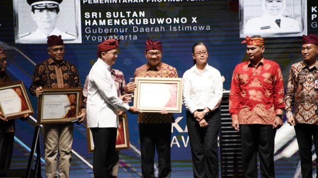 Ridwan Kamil Terima Penghargaan Gubernur Terbaik di Kadin Award 2019