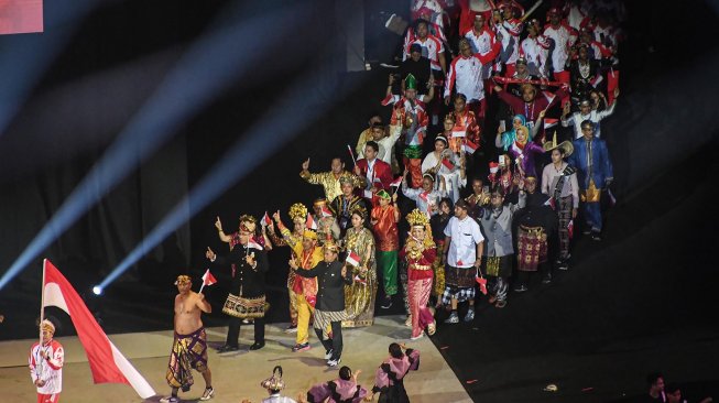 Kontingen Indonesia melakukan defile dalam pembukaan SEA Games 2019 di Philippine Arena, Bulacan, Filipina, Sabtu (30/11). [ANTARA FOTO/Nyoman Budhiana]