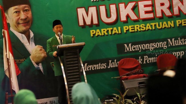 Ketua Umum Partai Persatuan Pembangunan (PPP) kubu Muktamar Jakarta, Humphrey Djemat  memberikan sambutan dalam acara Musyawarah Kerja Nasional (Mukernas) ke V PPP di Jakarta, Sabtu (30/11). [Suara.com/Angga Budhiyanto]