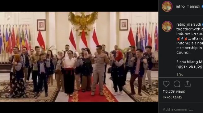 Menlu Retno Marsudi joget TikTok. (Instagram/@retno_marsudi)