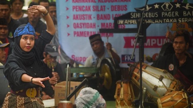 Pesilat memeragakan Jurus Silat Terumbu saat pembukaan Festival Silat Nusantara di Walantaka, Serang, Banten, Sabtu (30/11). [ANTARA FOTO/Asep Fathulrahman]