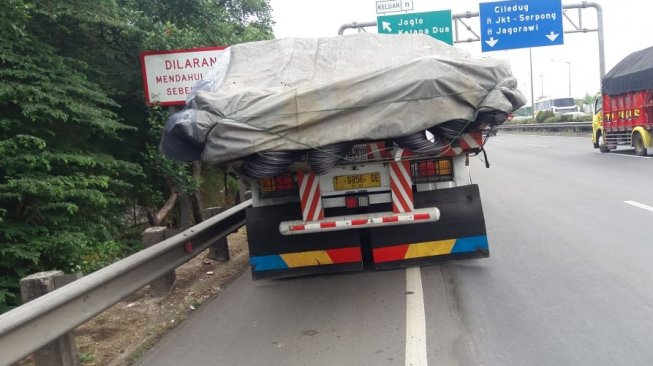 Kecelakaan di Tol Meruya KM 11 mengarah ke Pondok Indah, Sabtu (30/11/2019). (Foto dok. Lantas Polres Metro Jakarta Barat)