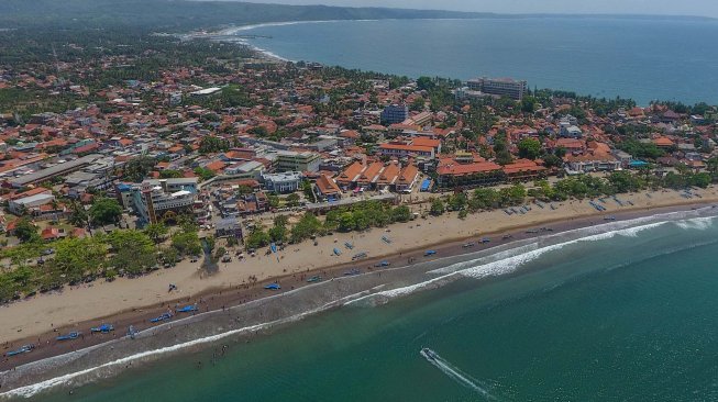 
Foto udara wisata Pantai Barat di Kabupaten Pangandaran, Jawa Barat, Sabtu (30/11). [ANTARA FOTO/Adeng Bustomi]