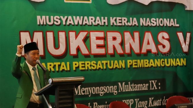 Ketua Umum Partai Persatuan Pembangunan (PPP) kubu Muktamar Jakarta, Humphrey Djemat memberikan sambutan dalam acara Musyawarah Kerja Nasional (Mukernas) ke V PPP di Jakarta, Sabtu (30/11/2019).. [Suara.com/Angga Budhiyanto]