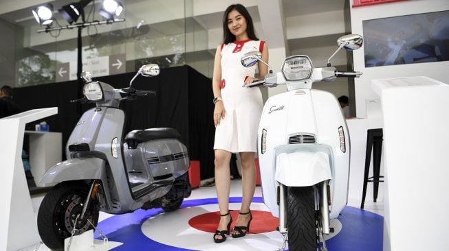 Model berpose di dekat motor Lambretta V200 Special saat pemeran IIMS Motobike Expo 2019 di Istora Senayan, Jakarta, Jumat (29/11). [ANTARA FOTO/Hafidz Mubarak A]