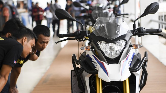 Pengunjung melihat motor BMW G 310 GS saat pemeran IIMS Motobike Expo 2019 di Istora Senayan, Jakarta, Jumat (29/11). [ANTARA FOTO/Hafidz Mubarak A]