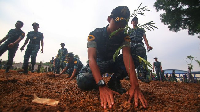 Sejumlah taruna Sekolah Tinggi Penerbangan Indonesia (STPI) bersama pembimbing menanam pohon Sengon di Curug, Kabupaten Tangerang, Banten, Jumat (29/11). [ANTARA FOTO/Fauzan]