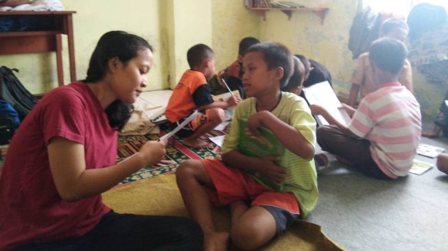 BELAJAR. Belajar. Suasana belajar kelas tunas bagi anak pengungsi Syiah sampang di Rumah Susun Puspa Agro, Jemundo, Sidoarjo, Sabtu 14 September 2019. [Bayu Diktiarsa/Jatimnet]