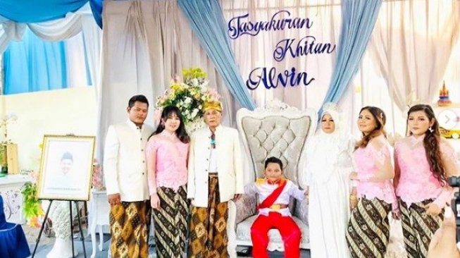 Via Vallen gelar pesta khitan adik [Instagram]