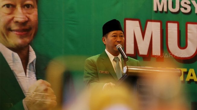 Ketua Umum Partai Persatuan Pembangunan (PPP) kubu Muktamar Jakarta, Humphrey Djemat memberikan sambutan dalam acara Musyawarah Kerja Nasional (Mukernas) ke V PPP di Jakarta, Sabtu (30/11). [Suara.com/Angga Budhiyanto]