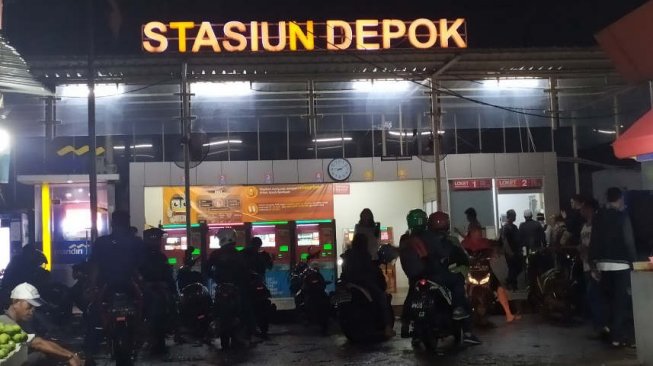 Suasana Stasiun Depok jelang Reuni 212 di Monas pada Minggu (1/12/2019).malam. [Suara.com/Supriyadi]