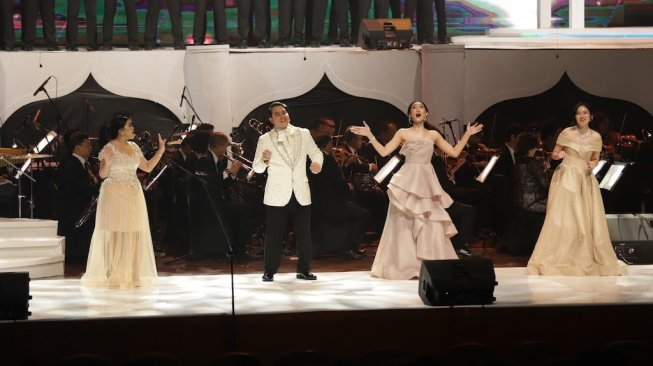 Pertunjukan Jakarta Concert Orchestra dengan konduktor Avip Priatna yang didukung oleh Galeri Indonesia Kaya hadir menampilkan musik-musik yang dari berbagai film keluaran The Walt Disney Company. (Suara.com/Vessy Frizona)