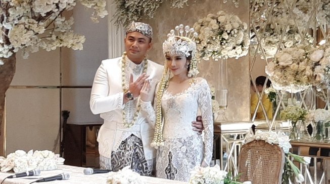 Guntur Triyoga dan Apristiyah Devila (Suara.com/Evi)