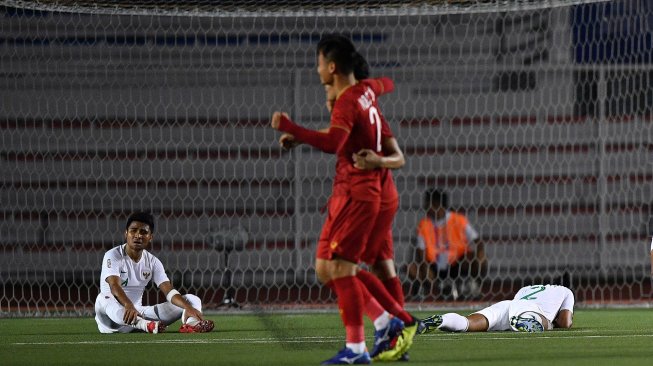 Dua pemain Timnas U-22 Indonesia Asnawi Mangkualam (kiri) dan Andy Setyo (kanan) meluapkan kekecewaan saat terjadi gol dari pemain Timnas Vietnam dalam pertandingan Grup B SEA Games 2019 di Stadion Rizal Memorial, Manila, Filipina, Minggu (1/12). [ANTARA FOTO/Sigid Kurniawan]