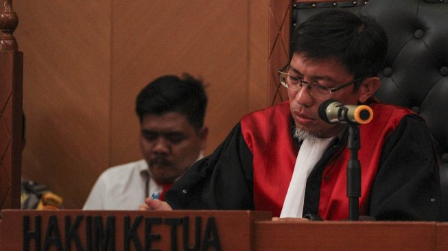 Hakim Ketua Remon Wahyudi (kanan) membacakan Putusan Gugatan Perdata kasus First Travel di Pengadilan Negeri, Depok, Jawa Barat, Senin (2/12). [ANTARA FOTO/Asprilla Dwi Adha]
