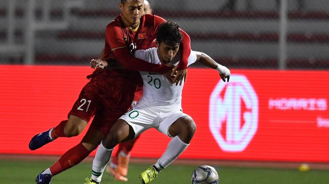 Pemain Timnas U-22 Indonesia Osvaldo Haay (kanan) mempertahankan bola yang coba direbut pemain Timnas Vietnam Nguyen Duc Chien dalam pertandingan Grup B SEA Games 2019 di Stadion Rizal Memorial, Manila, Filipina, Minggu (1/12). [ANTARA FOTO/Sigid Kurniawan]