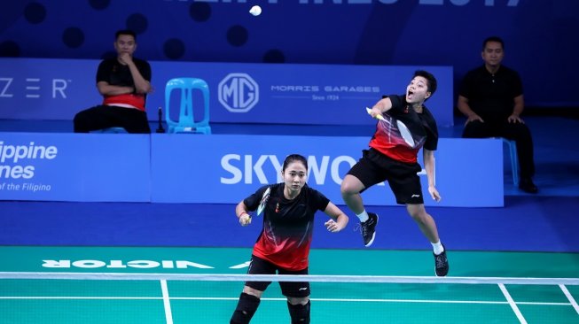 Pasangan ganda putri Indoensia, Ni Ketut Mahadewi Istarani/Apriyani Rahayu, berhasil mengalahkan Jin Yujia/Nur Insyirah Khan (Singapura) dalam pertandingan semifinal beregu putri SEA Games 2019, Senin (2/12). [Humas PBSI]