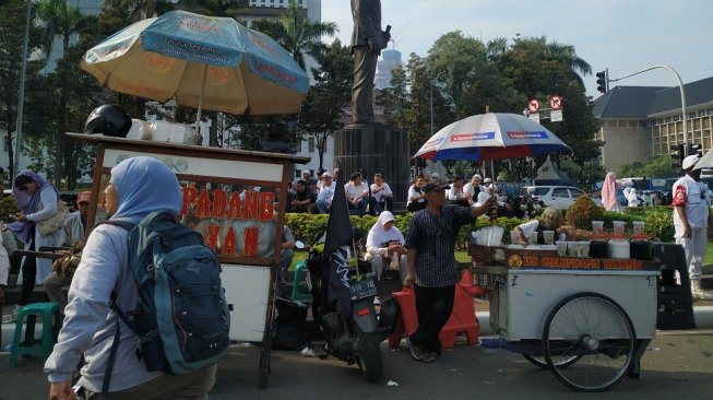 Peserta Reuni Akbar 212 Jarang Jajan, PKL Ngeluh Dagangan Tak Laku