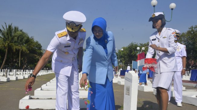 Komandan Lantamal V Laksma TNI Tedjo Sukmono Ziarah di TMP Kusumah Bangsa