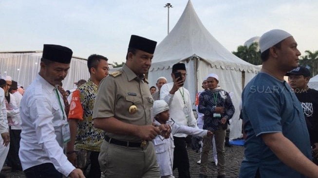 Gubenur DKI Jakarta Anies Baswedan tiba di acara Reuni 212 di Monas, Senin (2/12/2019). (Suara.com/Stephanus Aranditio)