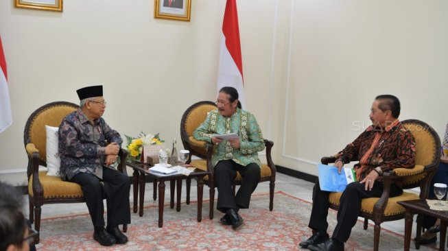 Wakil Presiden Ma'ruf Amin menerima Asosiasi Emiten Indonesia (AEI) di Kantor Wakil Presiden, Jalan Medan Merdeka Utara, Jakarta Pusat, Senin (2/12/2019). (Suara.com/Ria Rizki)