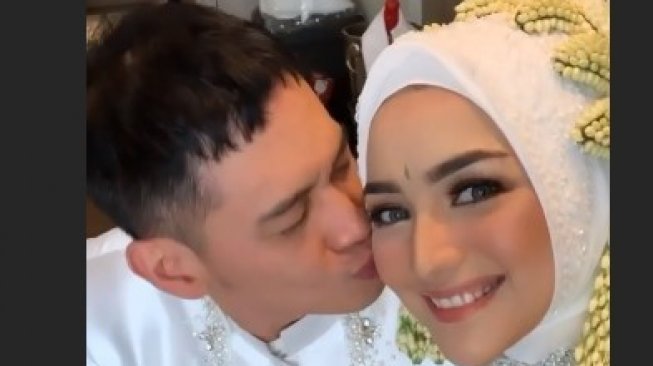 Rezky Aditya mencium istrinya Citra Kirana