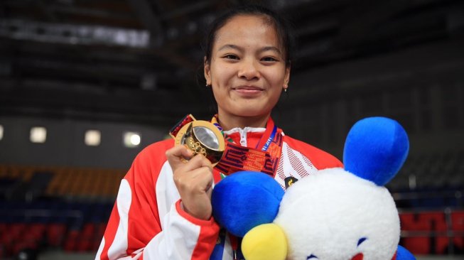 Lifter Indonesia Windy Cantika Aisah meraih medali emas cabang olahraga angkat besi SEA Games 2019 kelas 49 kg putri, Senin (2/12). [Dok. KOI]