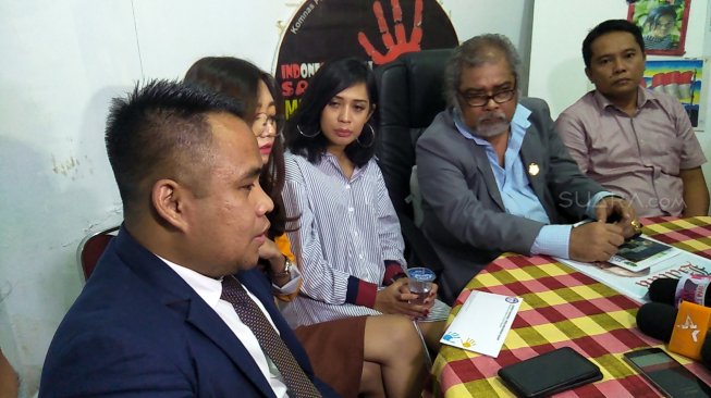 Karen Pooroe (tengah) saat mengunjungi Komnas Perlindungan Anak, Senin (2/12/2019). [Herwanto/Suara.com]