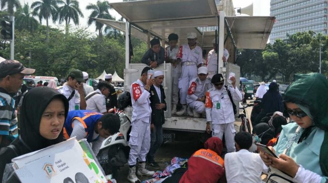 Kepanasan, Peserta Reuni Akbar 212 Jatuh Pingsan