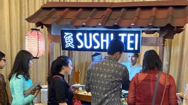 Bukan Siomai, Bukan Zuppa Soup, Stan Kondangan Ini Isinya Sushi Tei