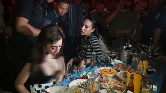 Model Messya Iskandar, terjaring razia tim gabungan Denpom IX/3 Udayana saat berada di tempat hiburan malam Club Motel Mexicola, Seminyak, Kuta, Bali, Minggu (1/12) dini hari akhir pekan lalu. [Beritabali]