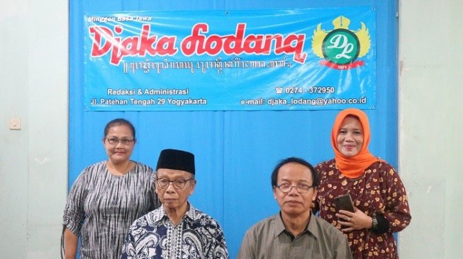 Pemimpin Redaksi sekaligus Pemimpin Umum Djaka Lodang Abdullah Purwodarsono (kiri) dan Redaktur Pelaksana Suhidriyo. [Suara.com/Husna]