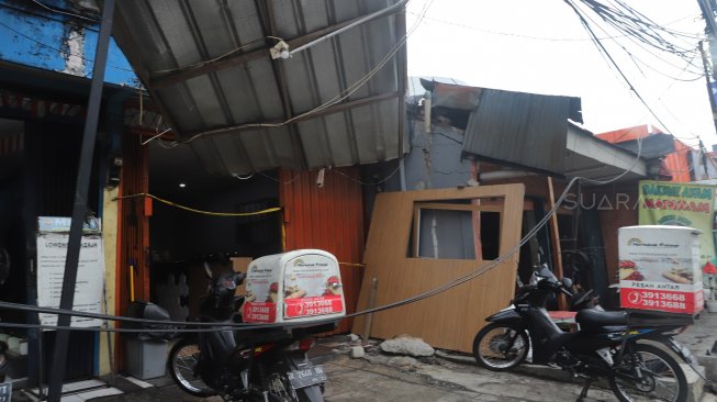 Suasana pasca robohnya papan reklame di Jalan Warung Buncit Raya, Jakarta, Senin (2/12). [Suara.com/Alfian Winanto]