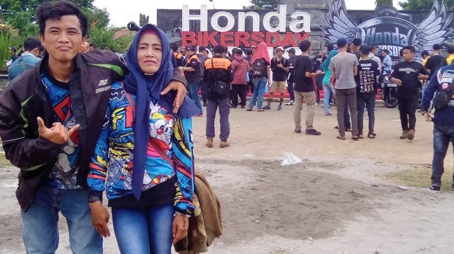 Viral Pemotor yang Touring Bersama Ibunya ke HBD, Alasannya Mengharukan