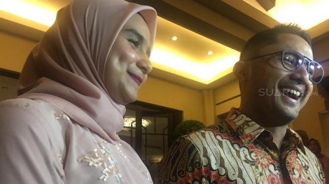 Sonya Fatmala dan Hengky Kurniawan saat menghadiri pernikahan Citra Kirana dan Rezky Aditya di Mason Pine Hotel, Bandung Jawa Barat, Minggu (1/12/2019). [Suara.com/Yuliani]