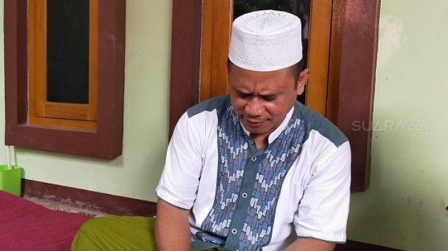 Dede Setiadi (50), ayah kandung M Sirojul Milal (22), mahasiswa UIN Yogyakarta yang meninggal dunia akibat terperosok ke dalam sumur saat menjadi imam salat Isya . (Suara.com/Rambiga).