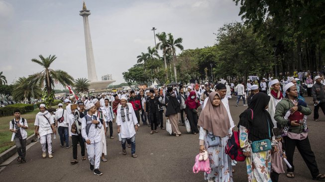 Peserta mengikuti aksi reuni 212 di kawasan Monas, Jakarta, Senin (2/12).[ANTARA FOTO/Aprillio Akbar]