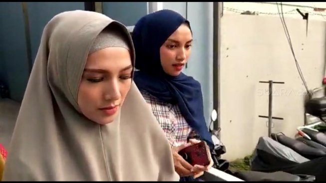 Obati Stres karena Gugat Cerai, Istri ke-2 Limbad Liburan ke Luar Negeri