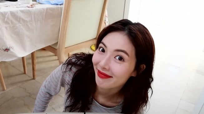 Tips makeup sehari-hari ala HyunA. (YouTube/HyunA)