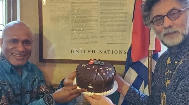 Benny Wenda (kiri) bersama Wali Kota Oxford Craig Simmons menunjukkan kue peringatan hari manifesto politik bangsa West Papua, 1 Desember. [Jubi]