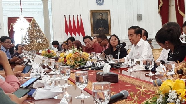 Presiden Jokowi bertemu dengan wartawan yang bertugas di Istana Kepresidenan. (Suara.com/Ummi Saleh)