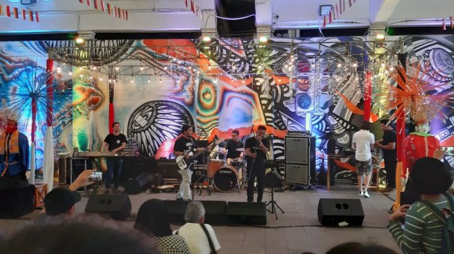 Penampilan Barry Likumahua di acara JakBer Fest 2019. [Ferry Noviandi/Suara.com]